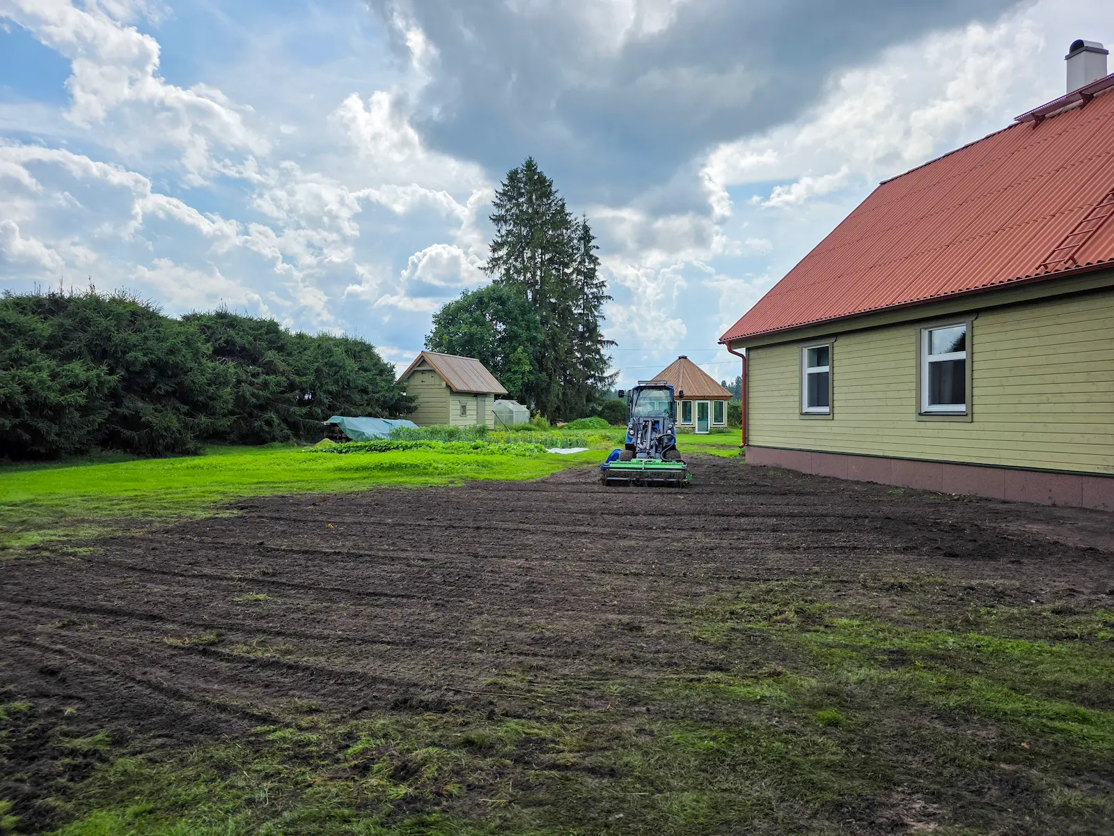 Avant väikelaadur pinnasetöödel Pärnus – tasandatud hoov ja puhas tulemus