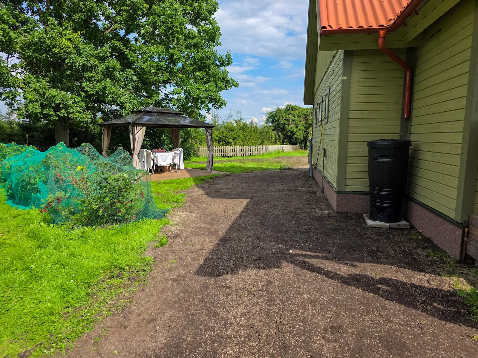 Sile ja tasandatud pinnas pärast pinnase tasandamist, valmis muru rajamiseks Pärnumaal